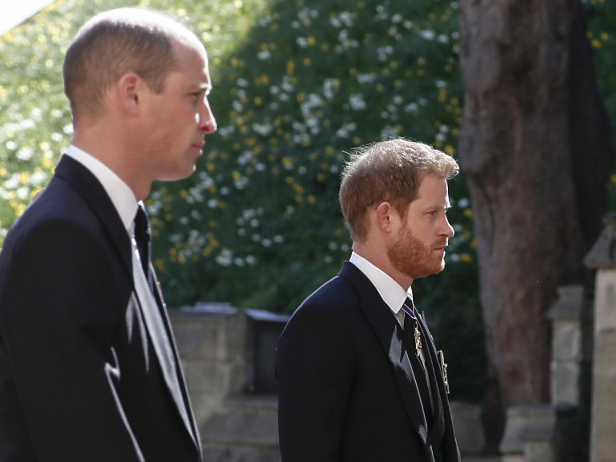 Książę William i książę Harry na pogrzebie dziadka - księcia Filipa