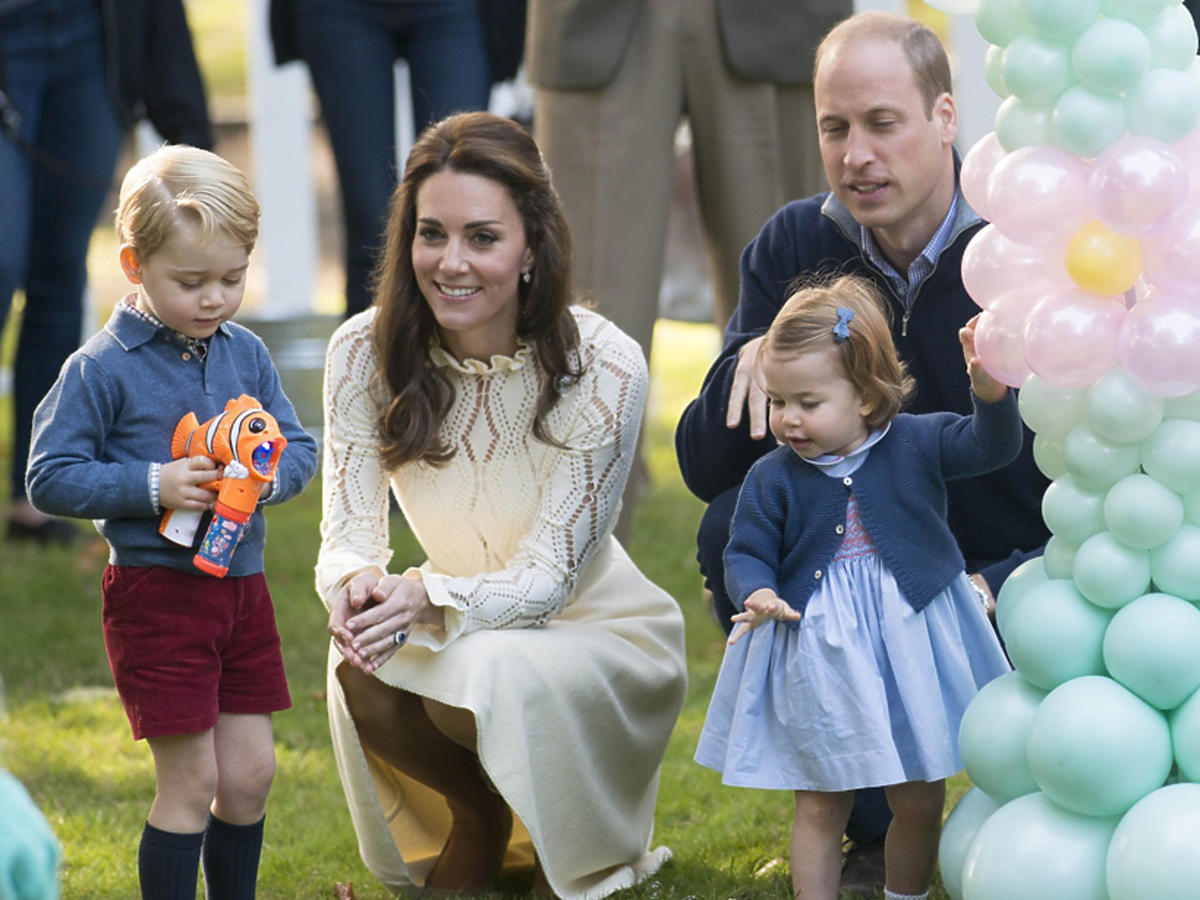 Książę William i księżna Kate bawią się z dziećmi 