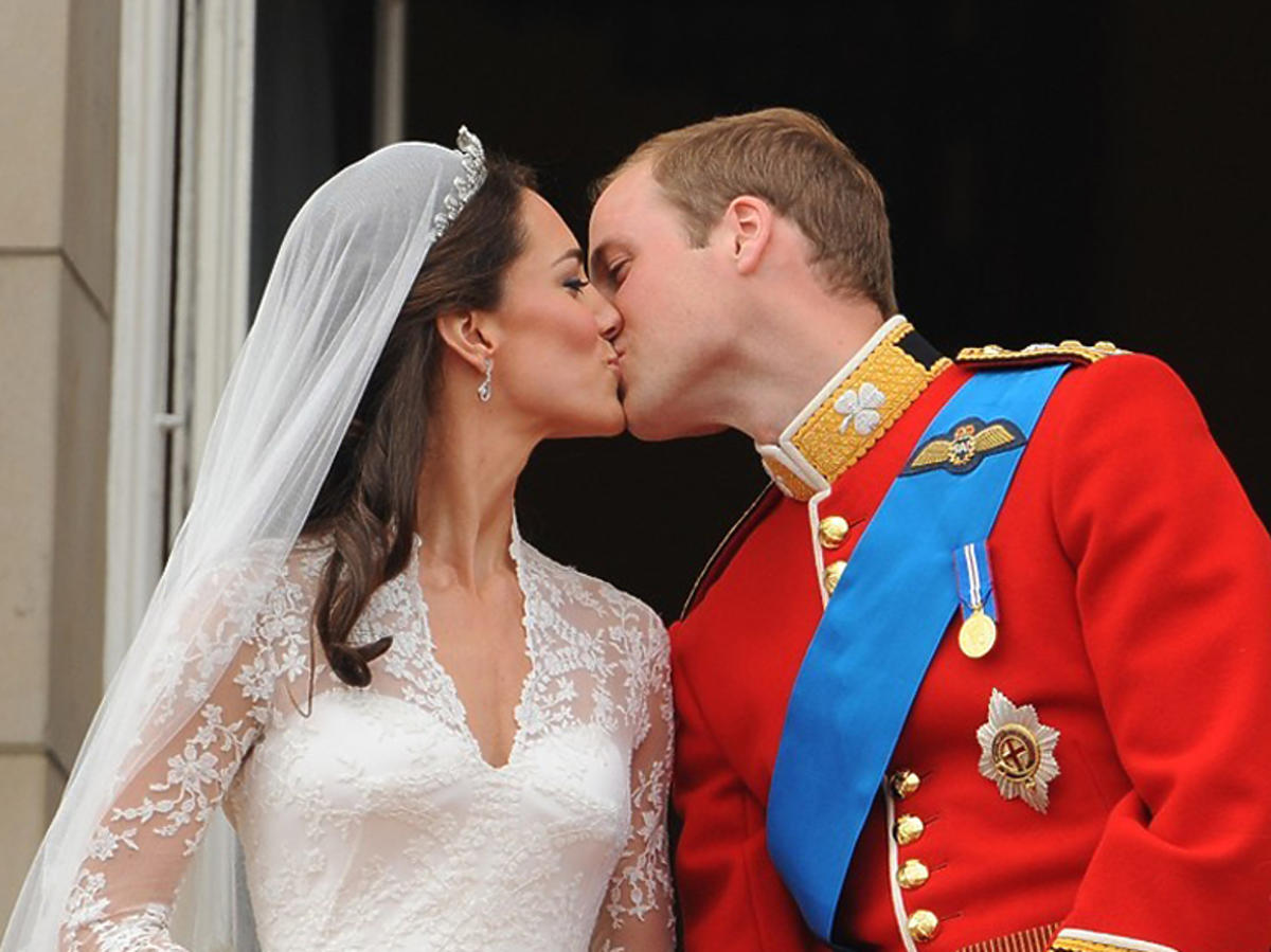 Książę William i księżna Kate całują się po ślubie na balkonie Pałacu Buckingham