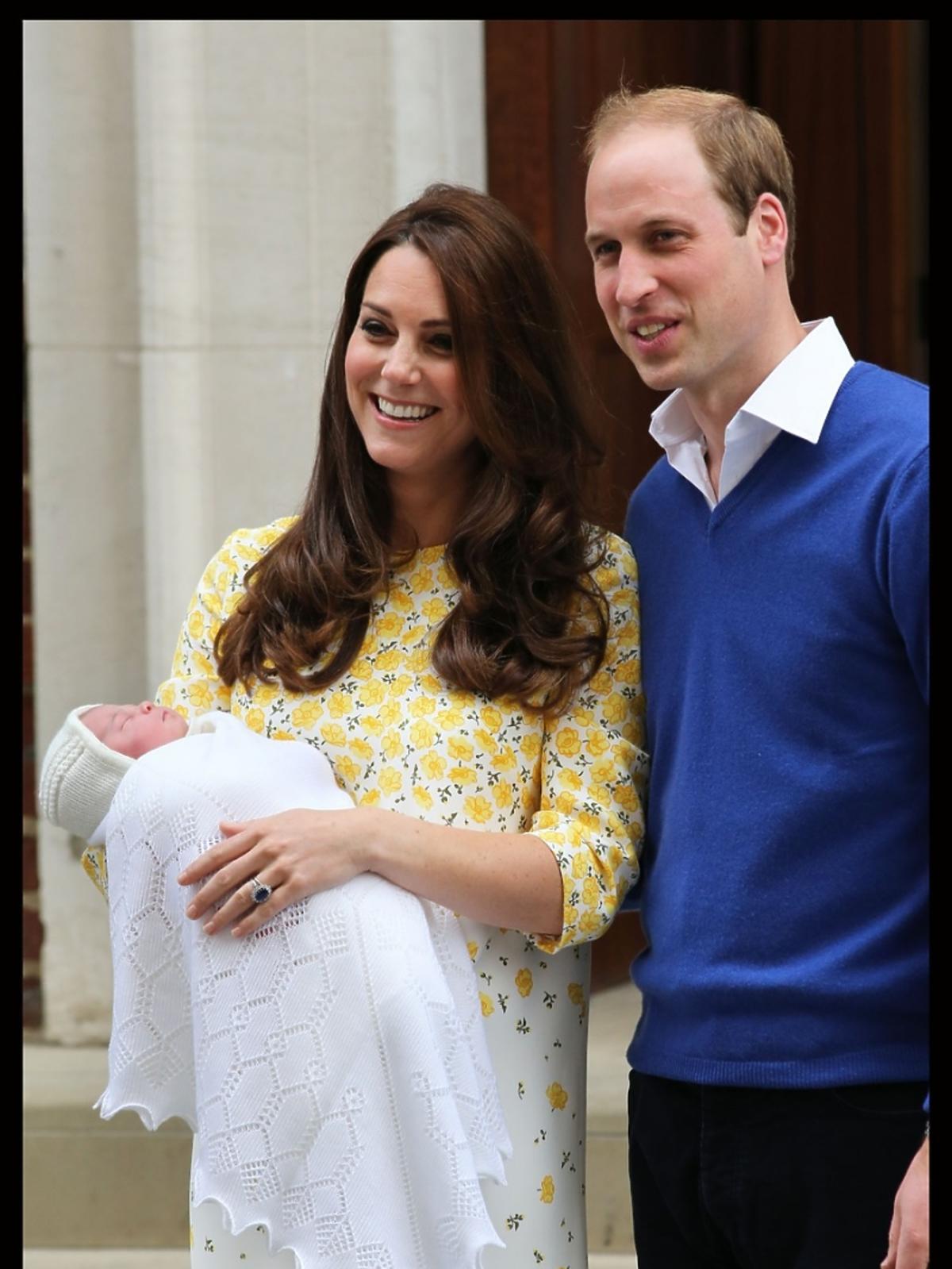  Księżna Catherine (Kate Middleton) i książę William z córką  Charlotte pozują do zdjęć przed szpitalem