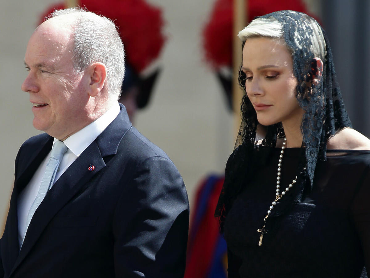 Księżna Charlene na spotkaniu z papieżem. Czarny welon, różaniec, ale wszyscy patrzą na jej suknię