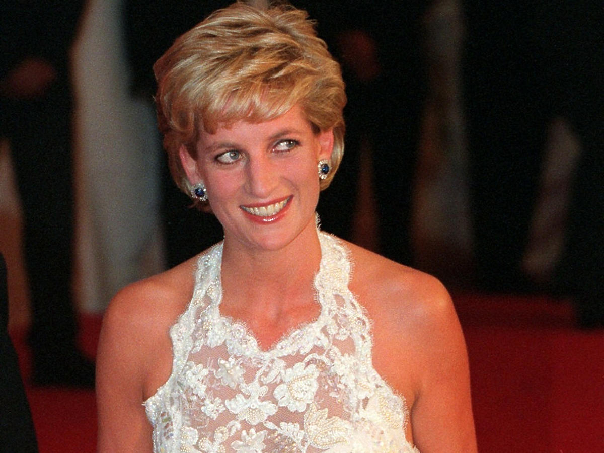 Księżna Diana w białej sukience