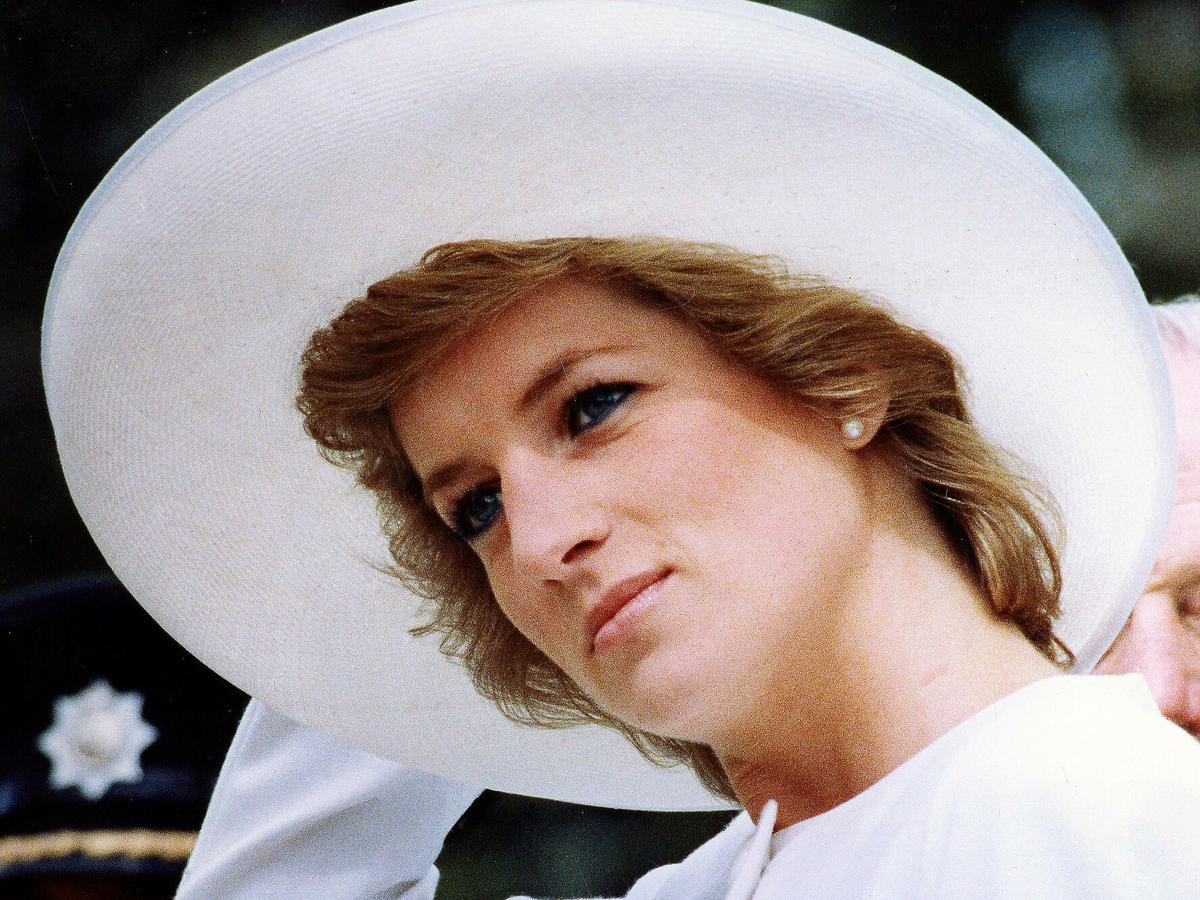 Księżna Diana w białym kapeluszu