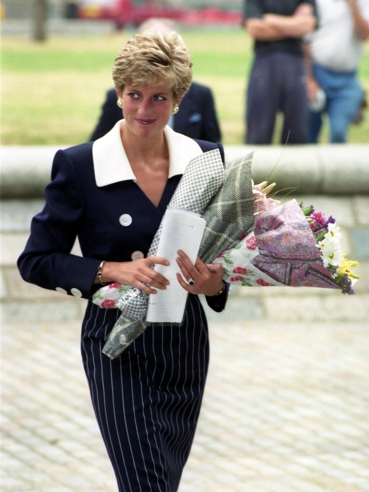 księżna Diana z kwiatami w Londynie