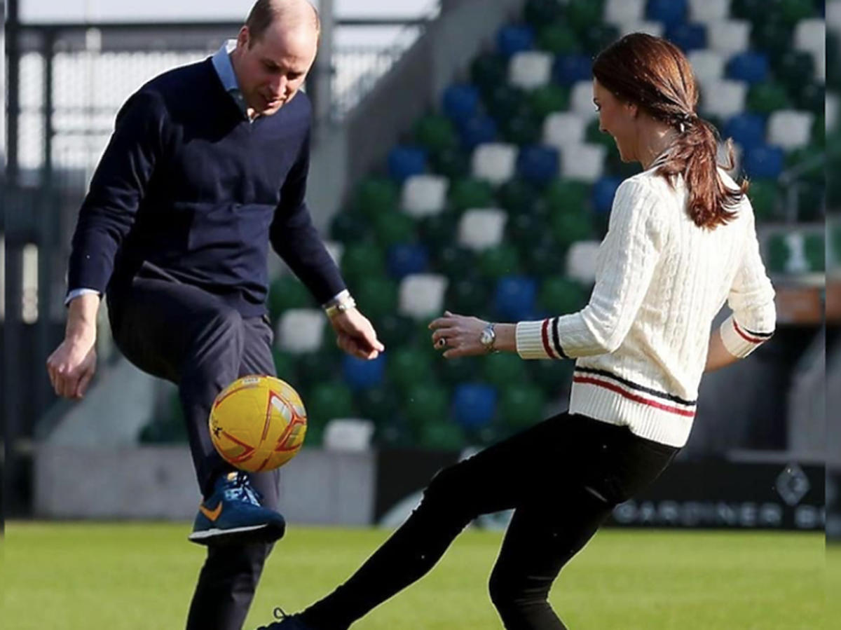 księżna Kate gra w piłkę z księciem Williamem