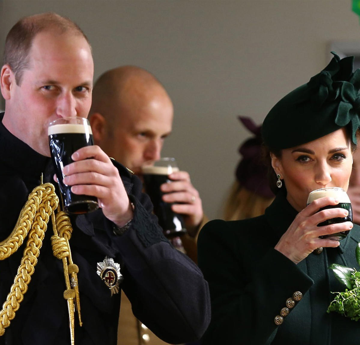Księżna Kate i książę William piją piwo podczas Dnia św. Patryka w Londynie 