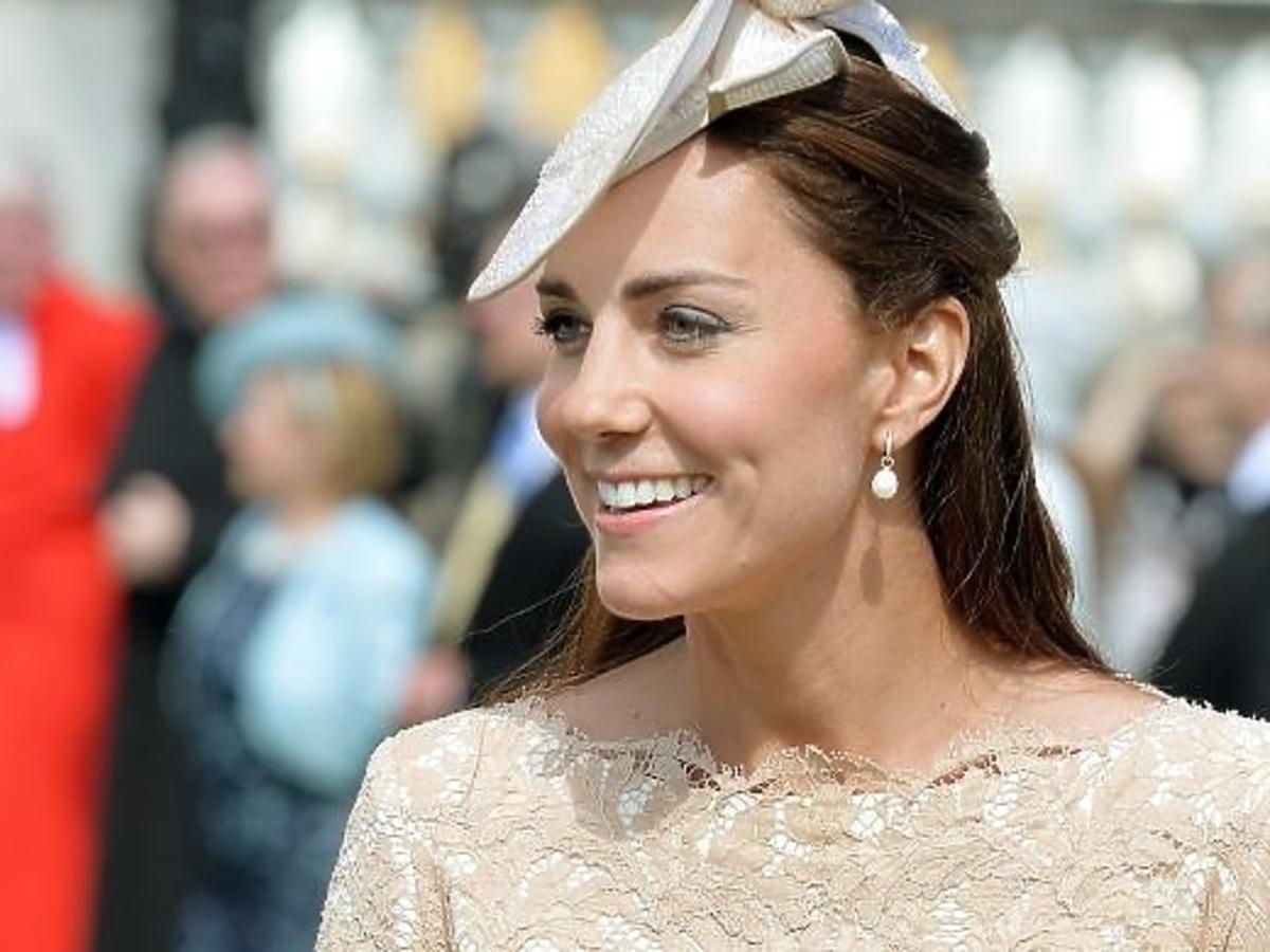 Księżna Kate Middleton w czarnych rajstopach