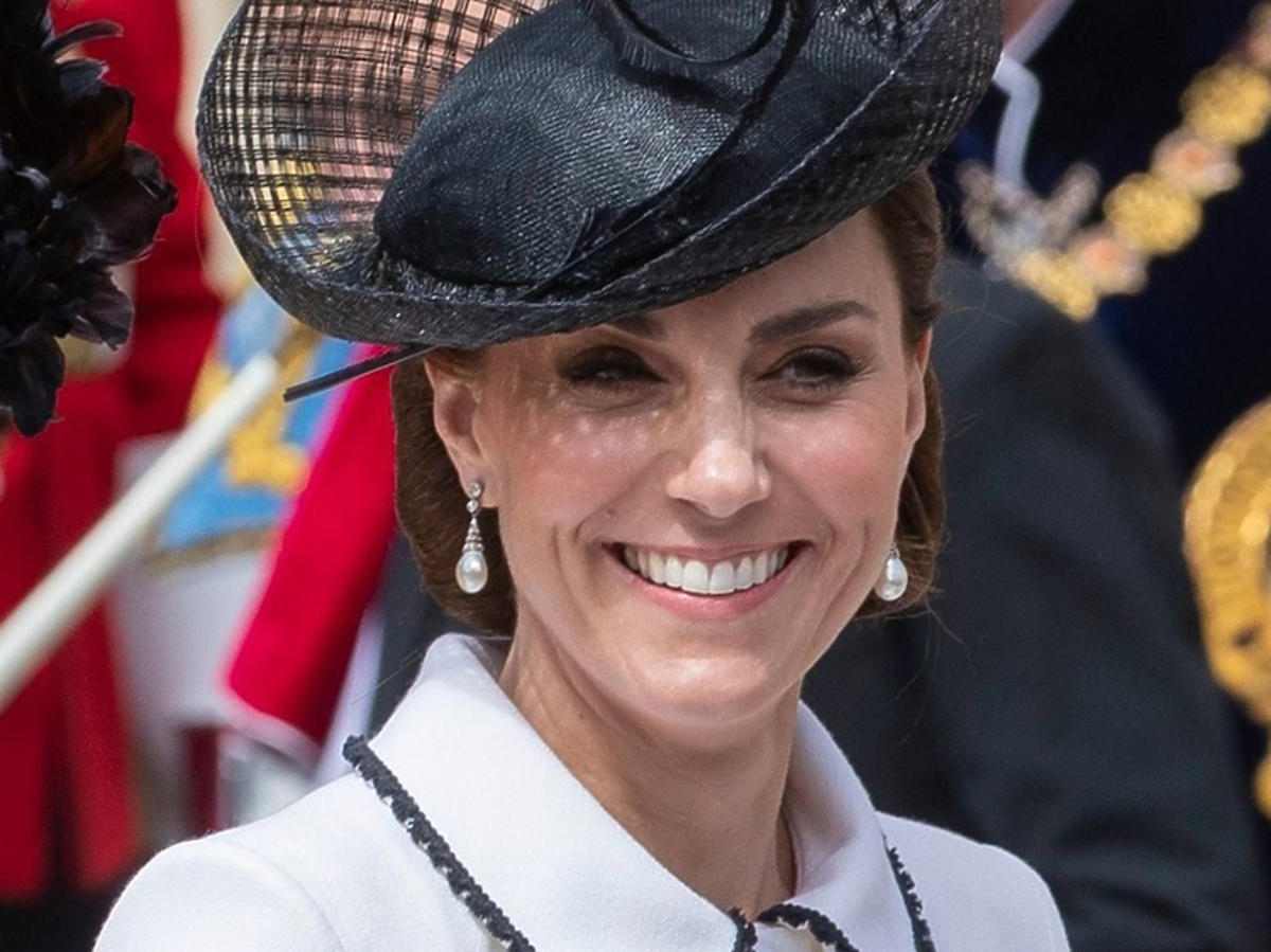 Księżna Kate na podczas ceremonii nadania Orderu Podwiązki w białym płaszczyku