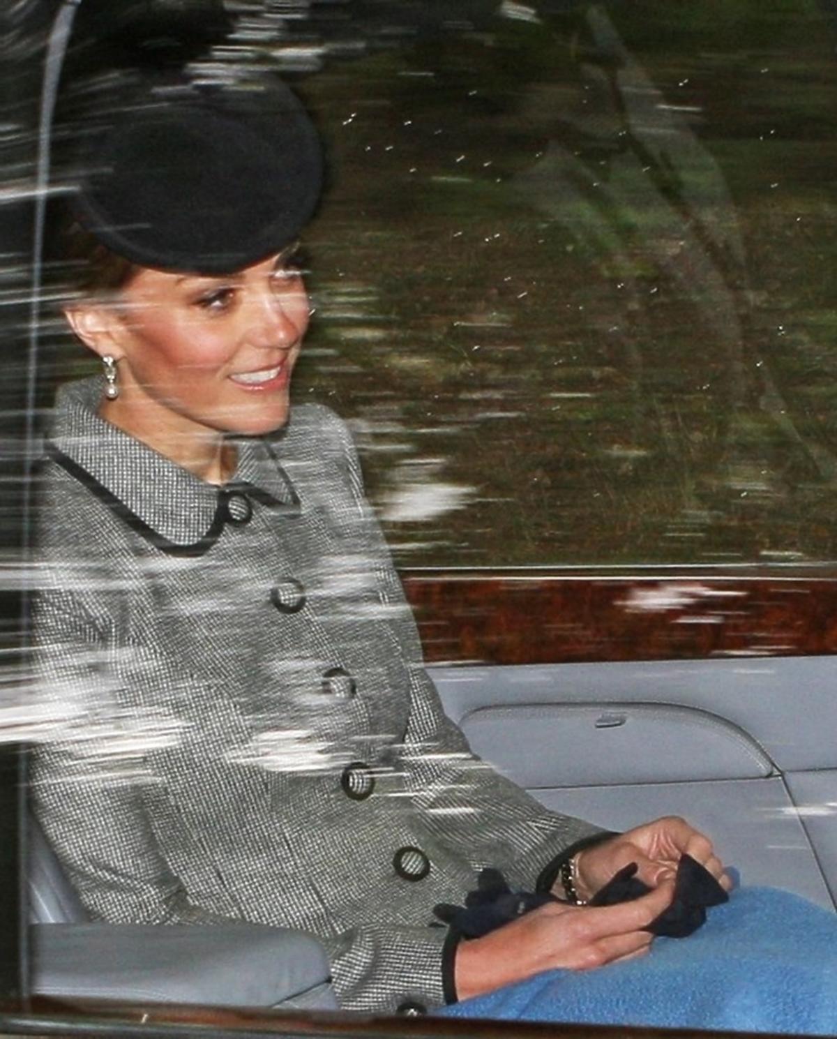 Księżna Kate owinęła się niebieskim kocem, bo był jej zimno