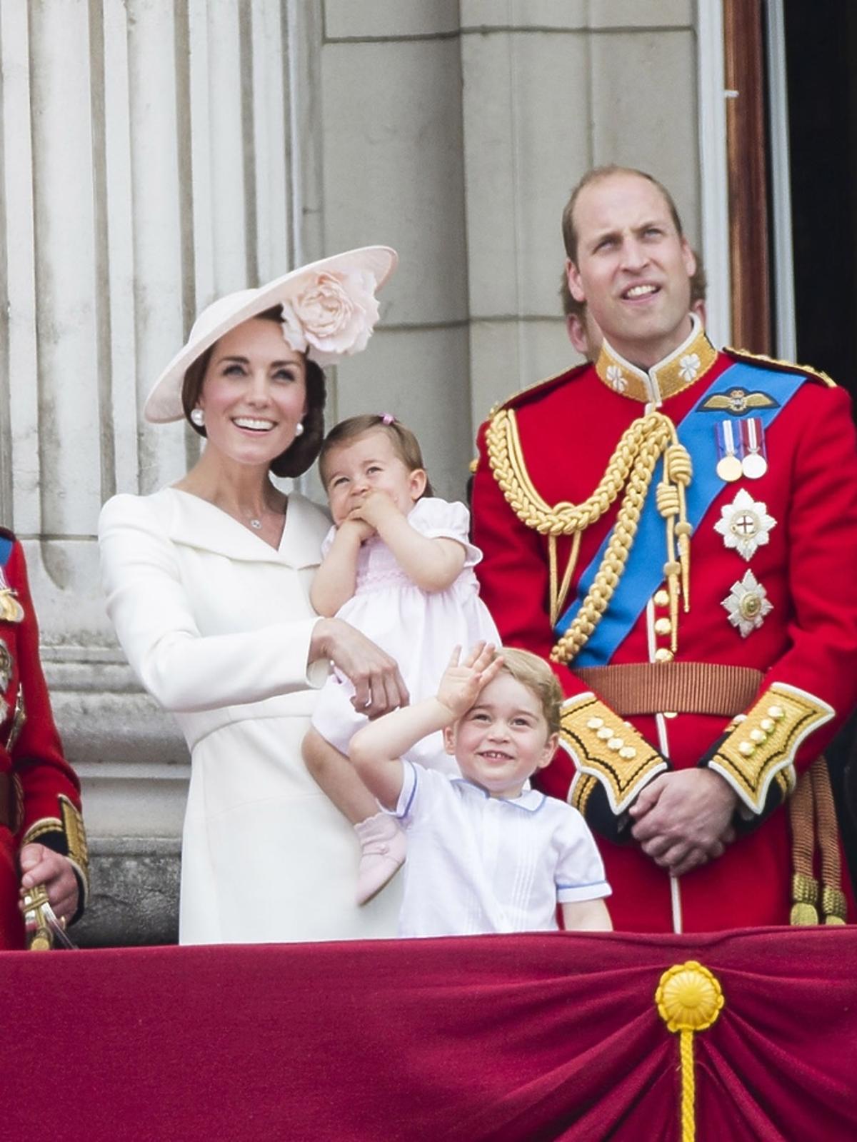 Księżna Kate w białej sukience
