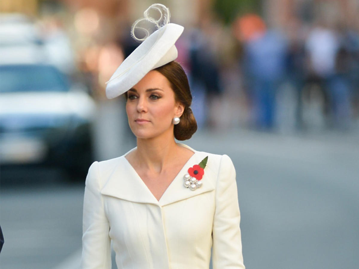 Księżna Kate w białym kostiumie i toczku