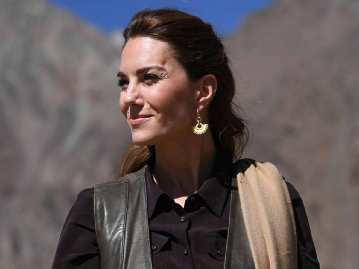 Księżna Kate w brązowej koszuli Pakistan