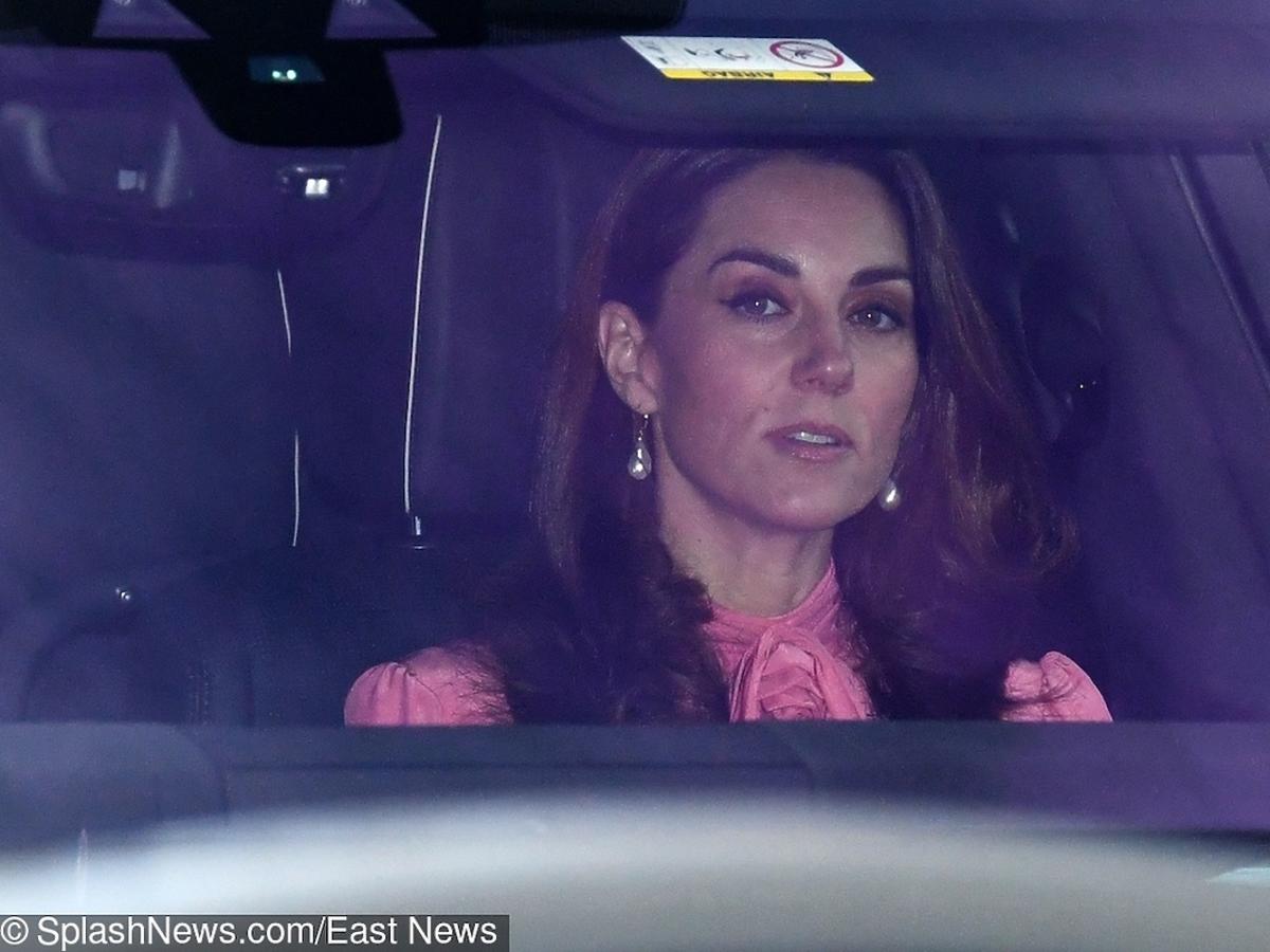 Księżna Kate w drodze na świąteczne spotkanie z królową Elżbietą II