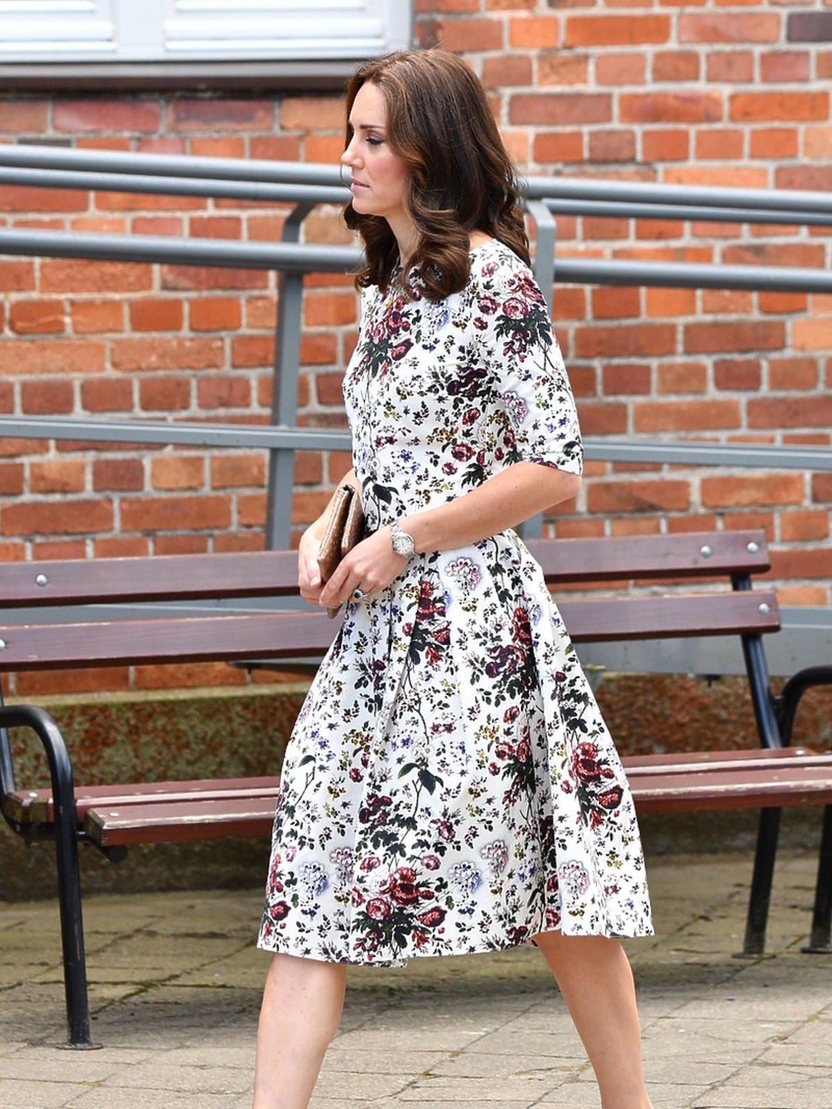 Księżna Kate w Gdańsku w komplecie w kwiatki Erden i z torebką polskiej marki Etui Bags