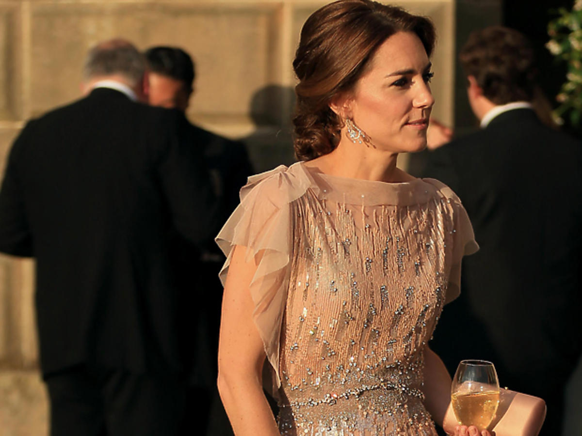 Księżna Kate w jasnej sukience