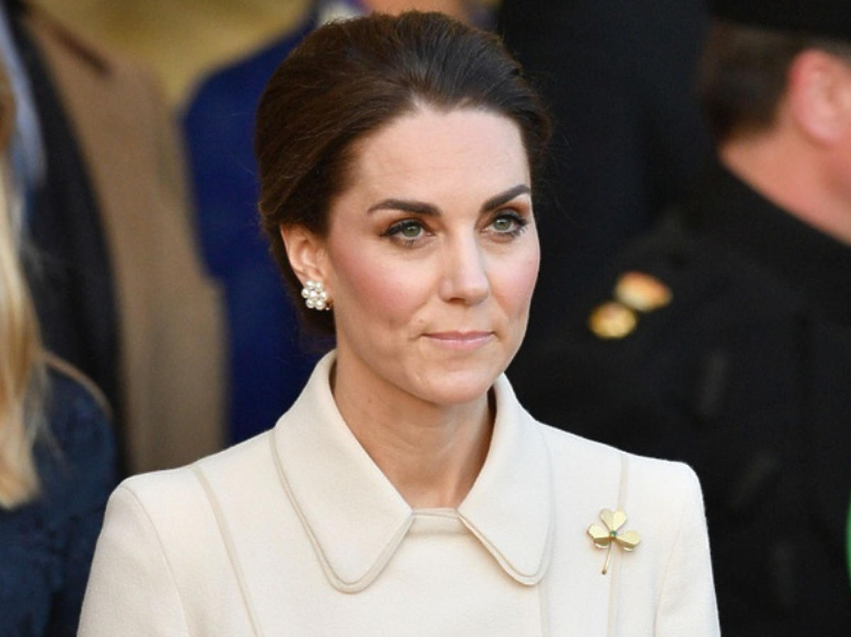 Księżna Kate w jasnym płaszczu
