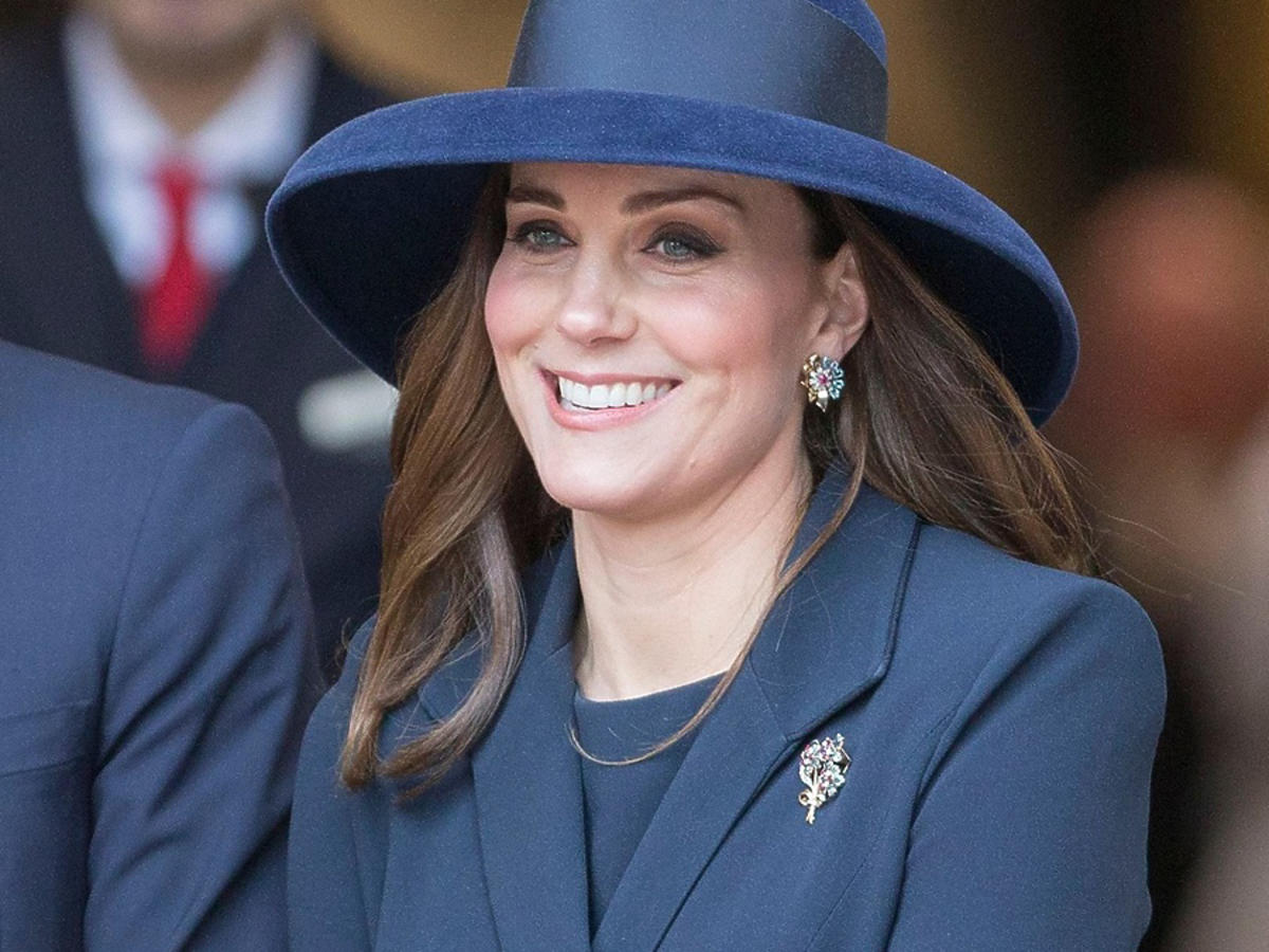 Księżna Kate w Londynie w granatowej stylizacji