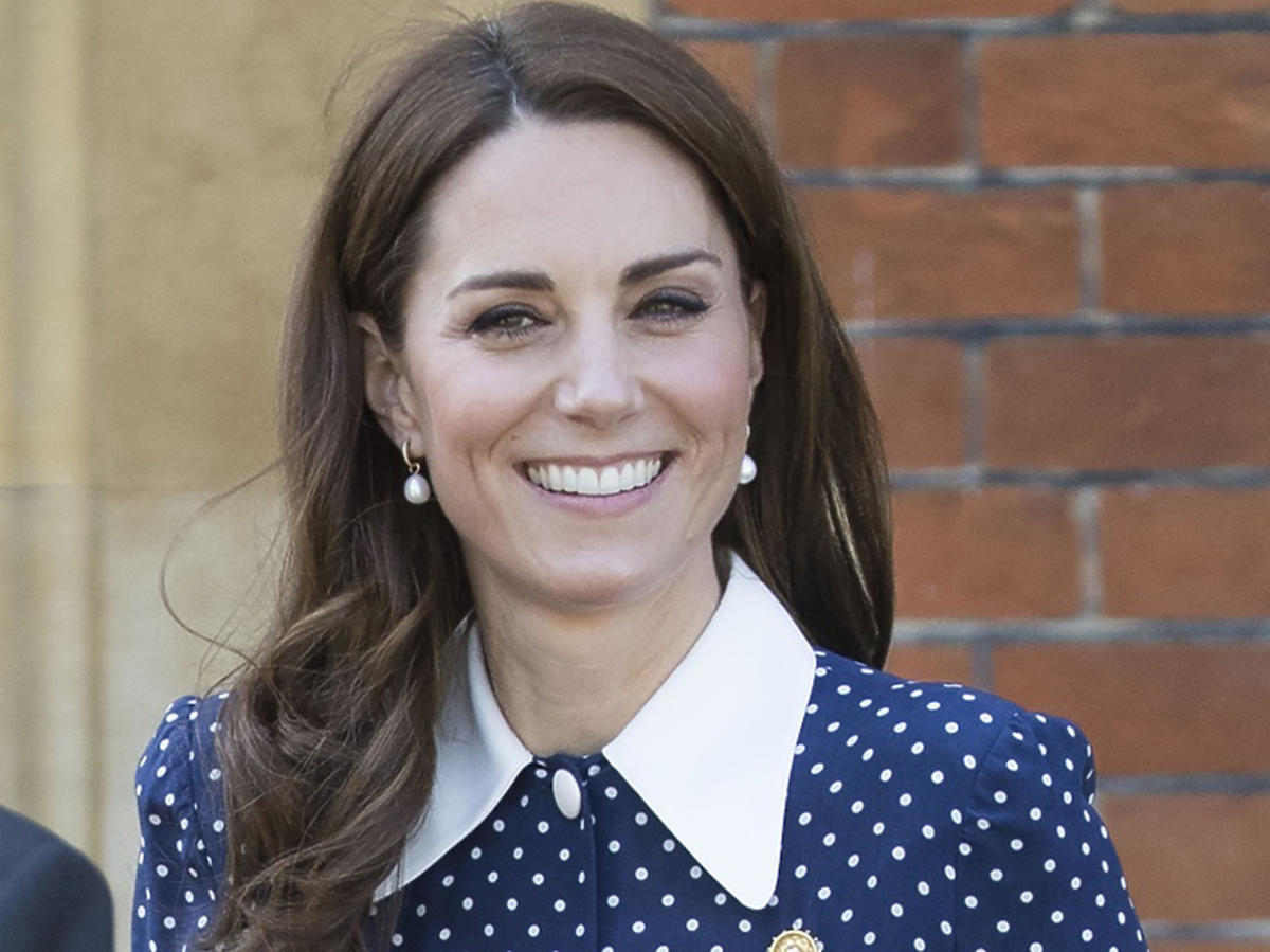 Księżna Kate w niebieskiej sukience w grochy