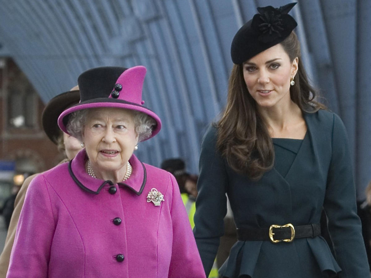 Księżna Kate w toczku i Elżbieta II w fuksjowej stylizacji podczas oficjalnej wizyty