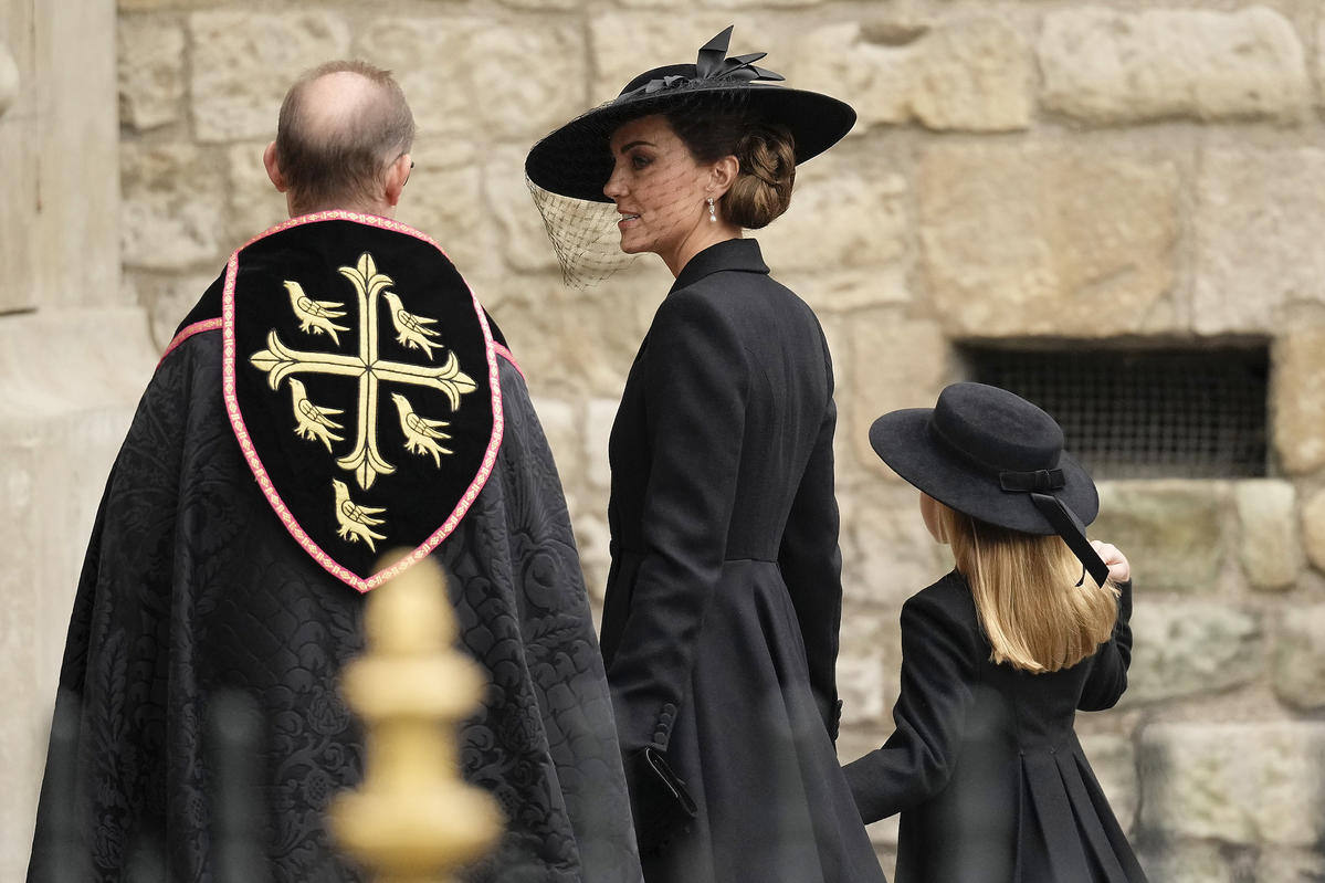Księżna Kate z dziećmi na pogrzebie królowej