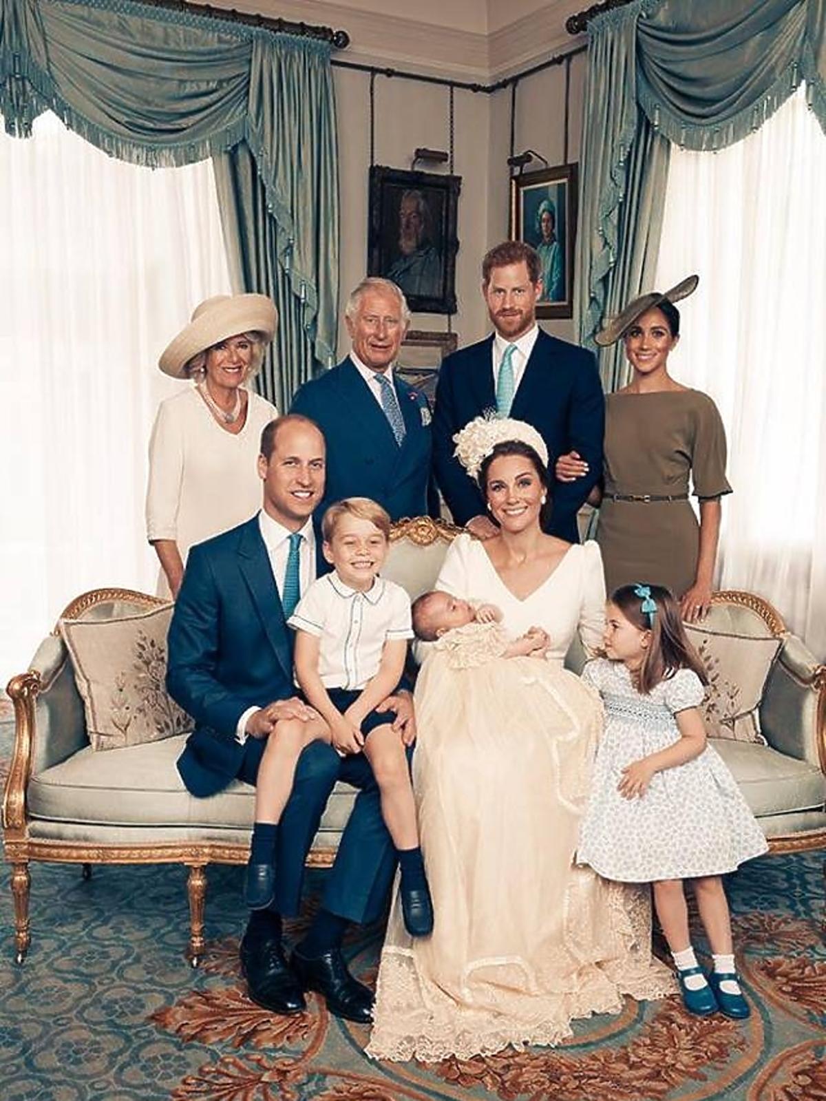 Księżna Meghan trzyma Harry'ego za ramię