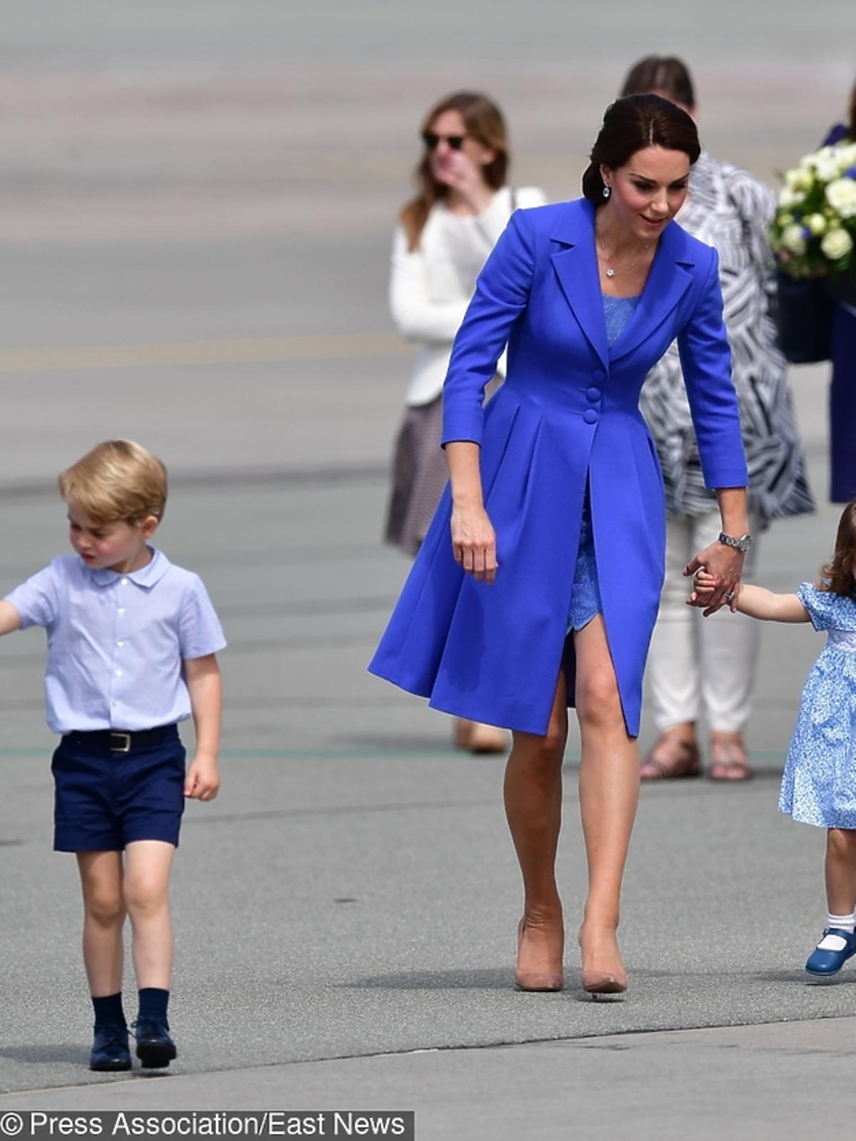 księżniczka Charlotte i książę George na lotnisku odlatują z Polski
