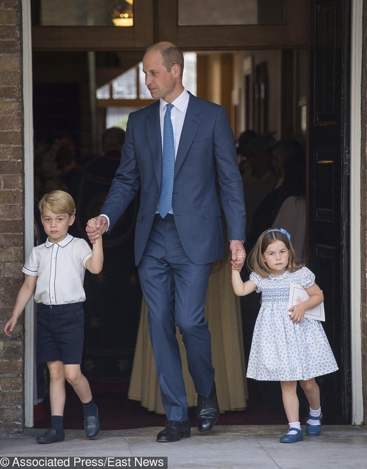 Księżniczka Charlotte i książę George z rodzicami podczas chrztu brata Louisa