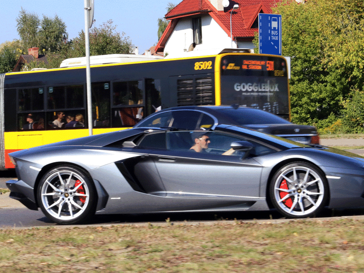 Kuba Wojewódzki jeździ po ulicach Warszawy swoim Lamborghini 