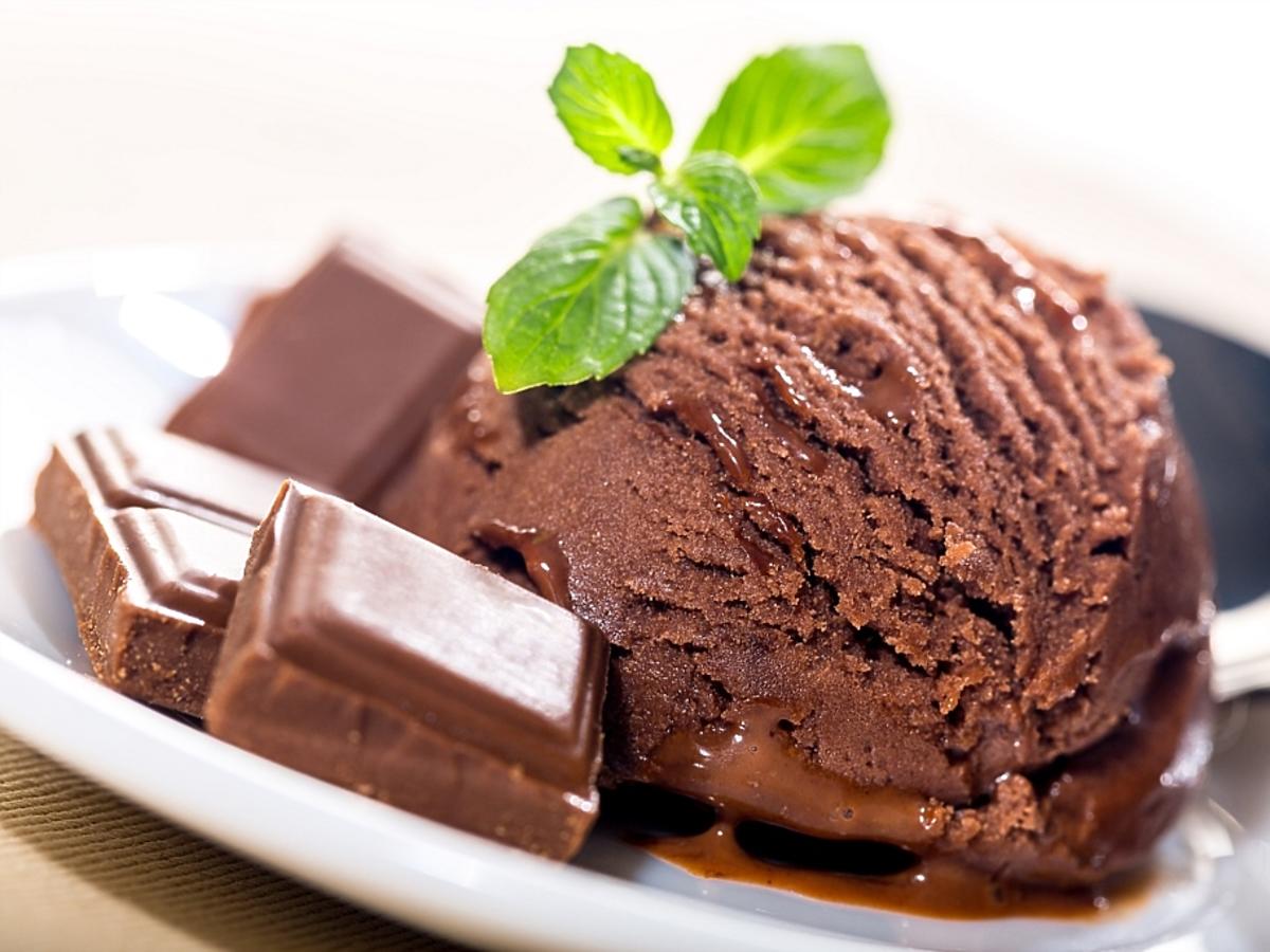 kulka lodów czekoladowych z kawałkami czekolady