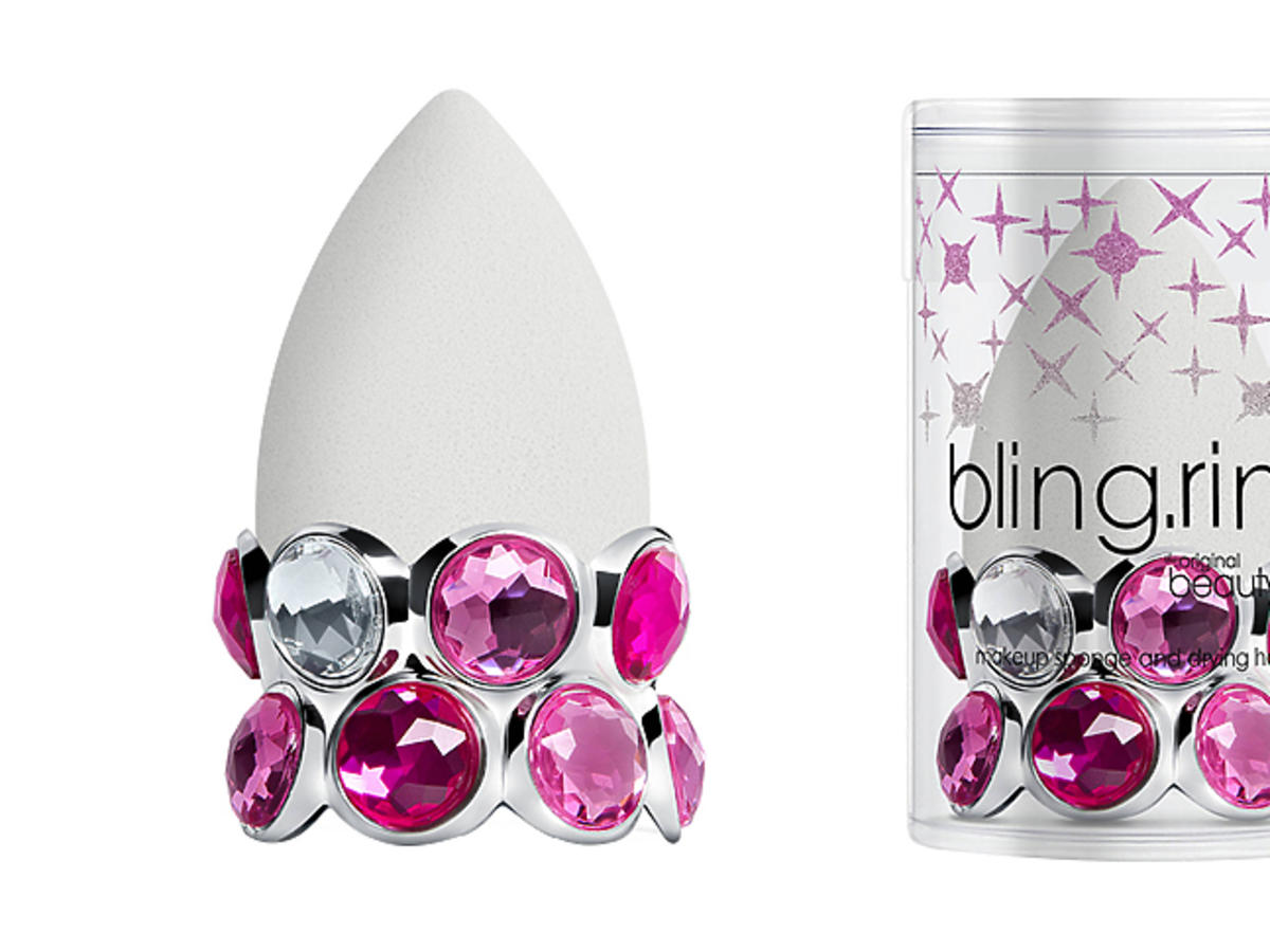 Kultowa gąbka do makijażu w nowej, specjalnej edycji, z mieniącą się podstawką. Bling Ring Beautyblender Pure, cena: 72 zł