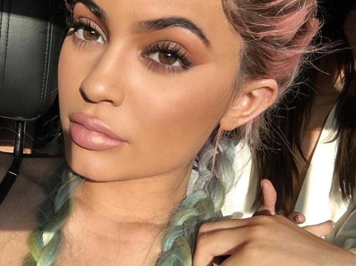 Kylie Jenner w tęczowych warkoczach