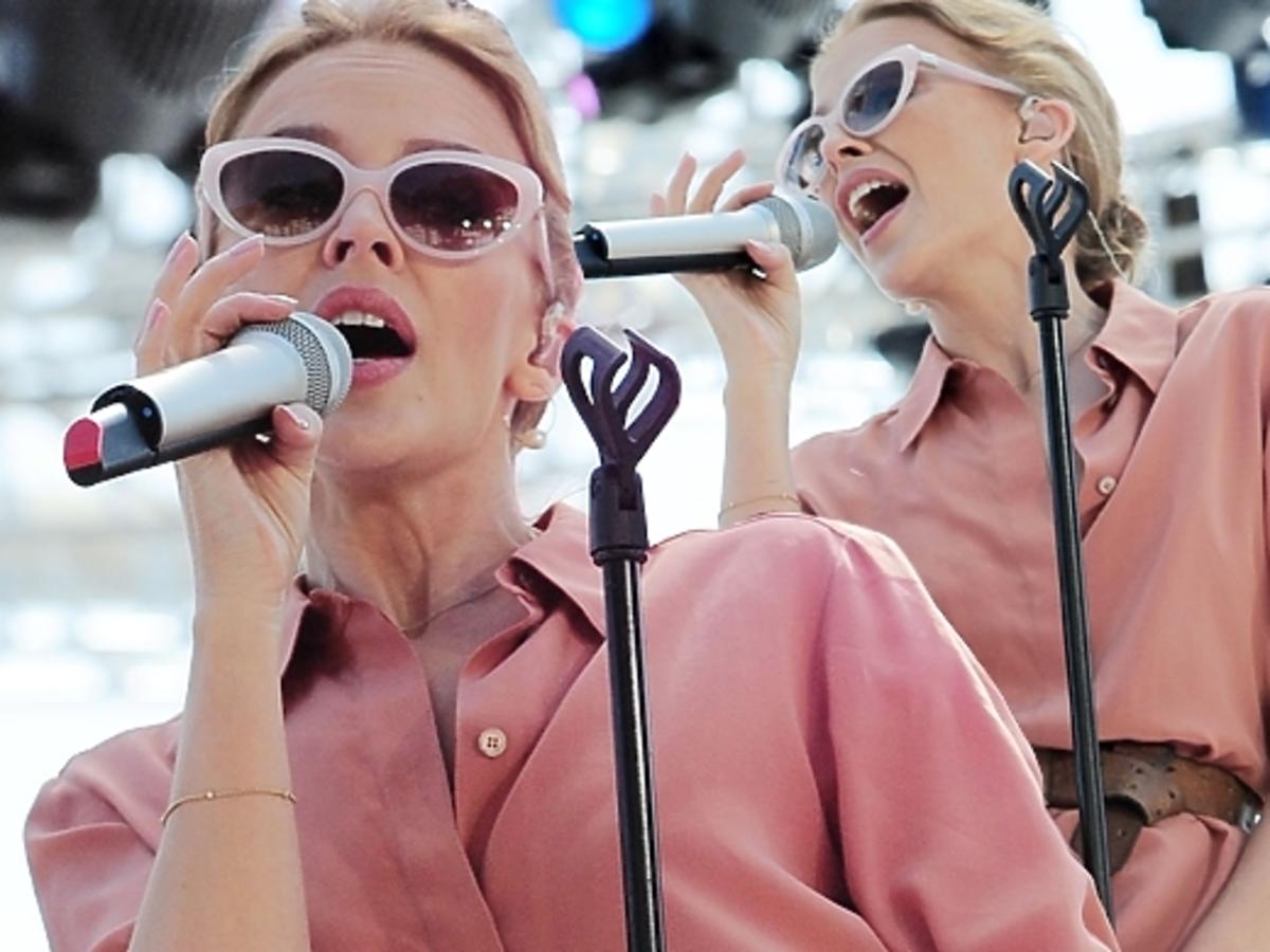 Kylie Minogue podczas koncertu w Cannes