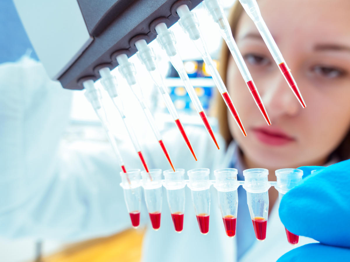 laborantka i probówki w laboratorium