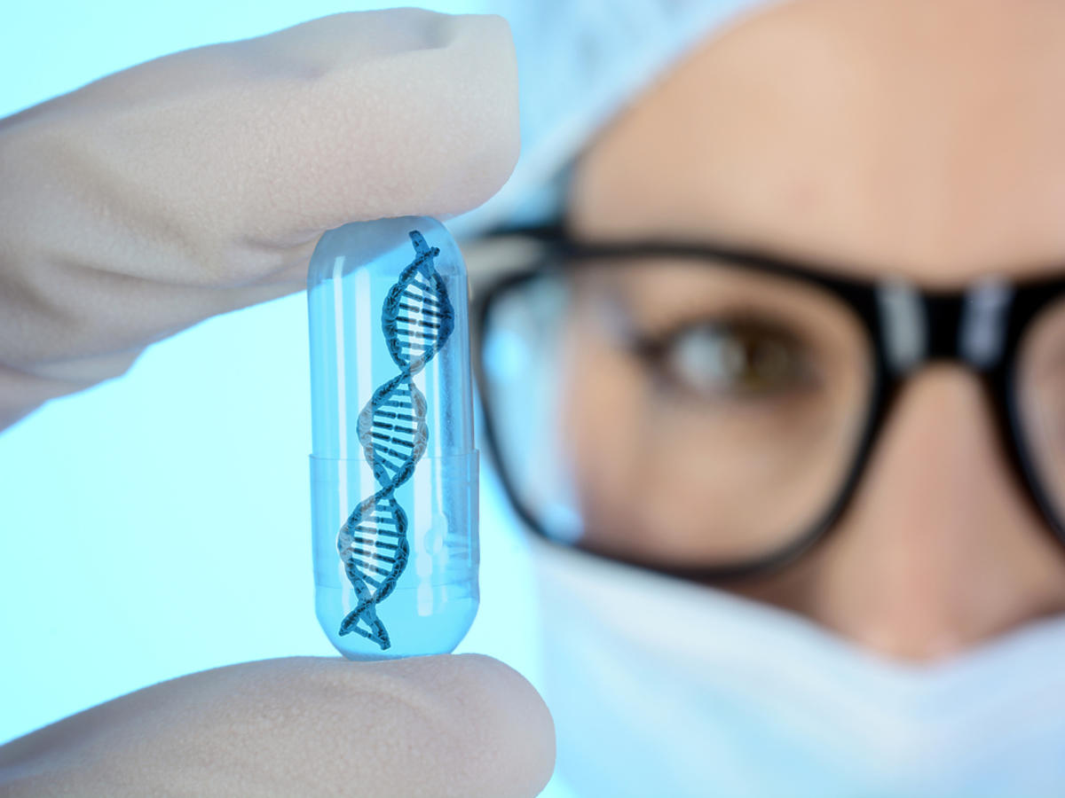laborantka z próbką DNA