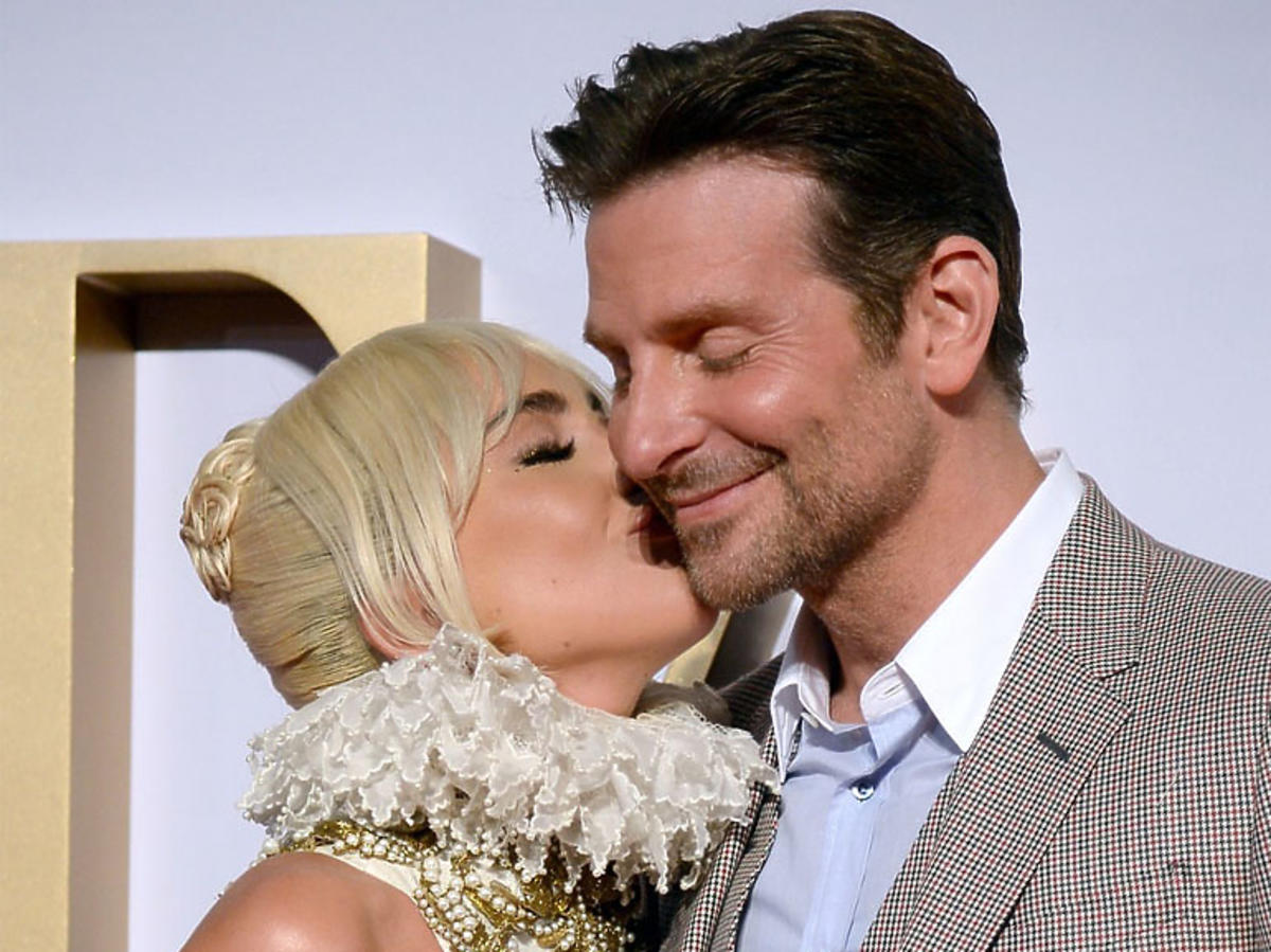 Lady Gaga całuje Bradleya Coopera