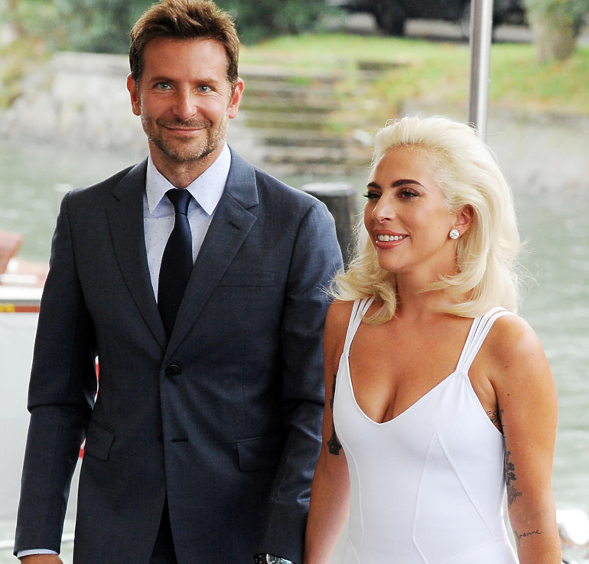 Lady Gaga w białej sukience