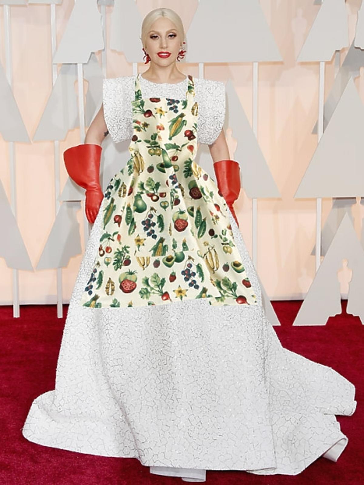 Lady Gaga w białej sukni i gumowych rękawicach