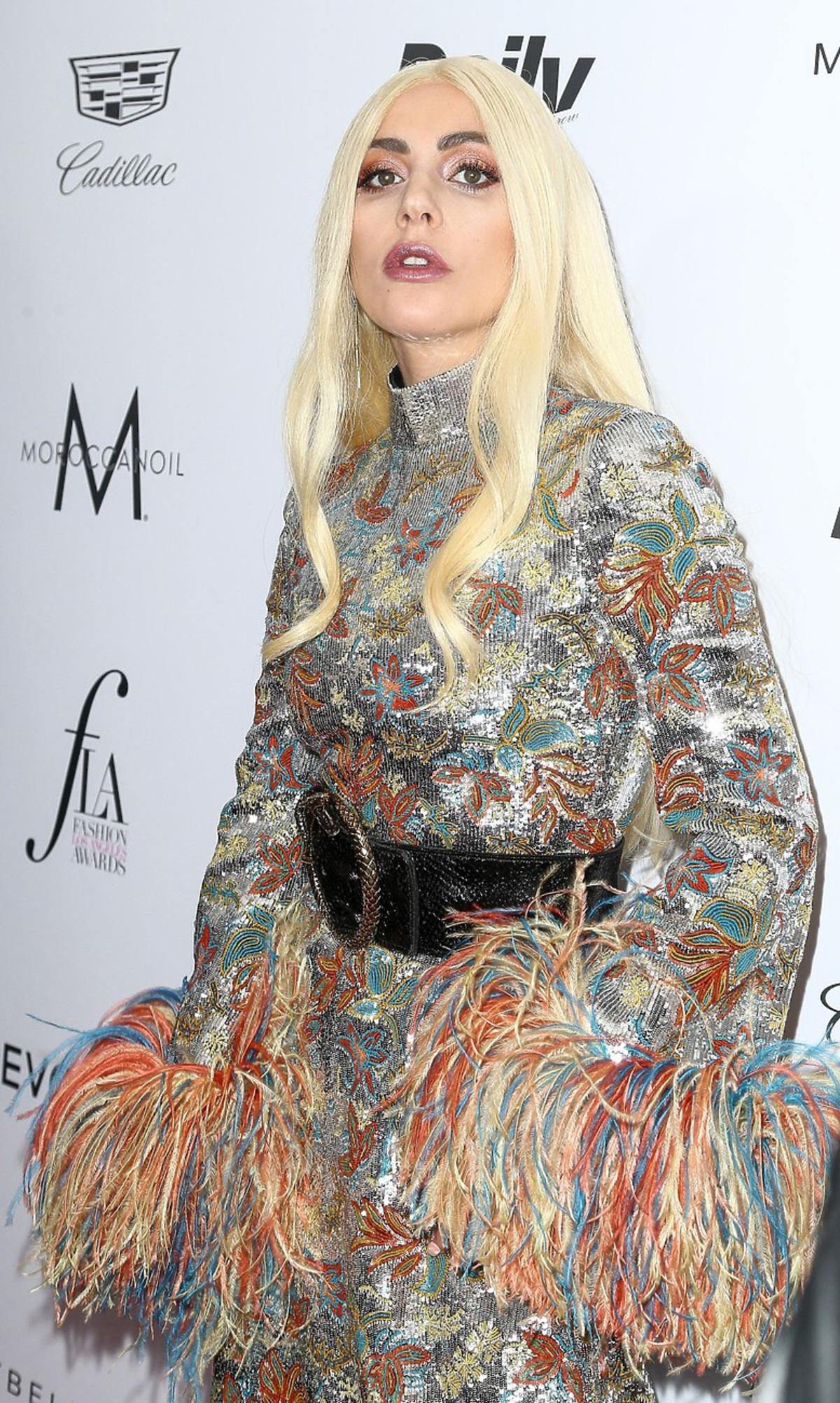 Lady Gaga w błyszczącej cekninowej sukni z piórami