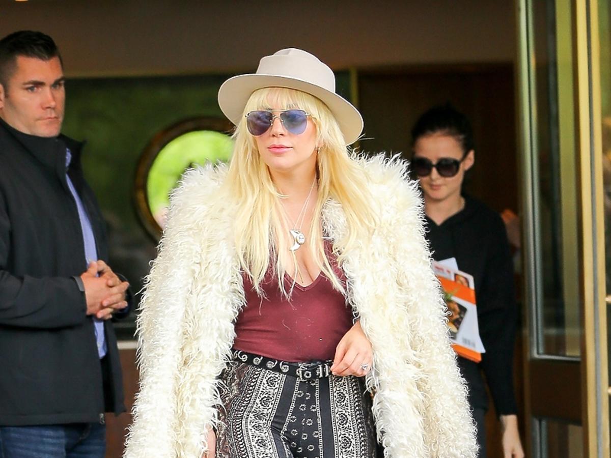 Lady Gaga w futrze, kapeluszu i wzorzystych spodniach