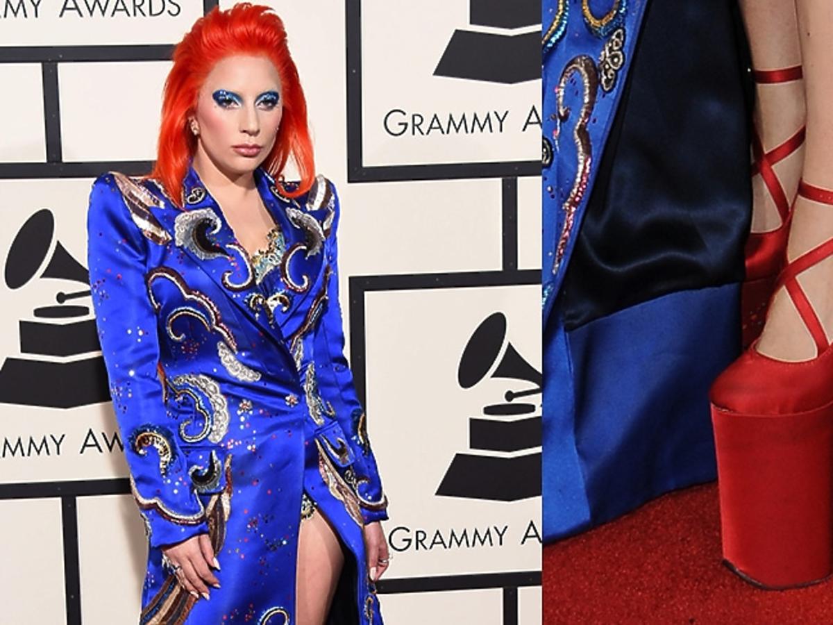 Lady Gaga w niebieskim płaszczu we wzory, czarwonych butach na koturnie i wysokiej szpilce