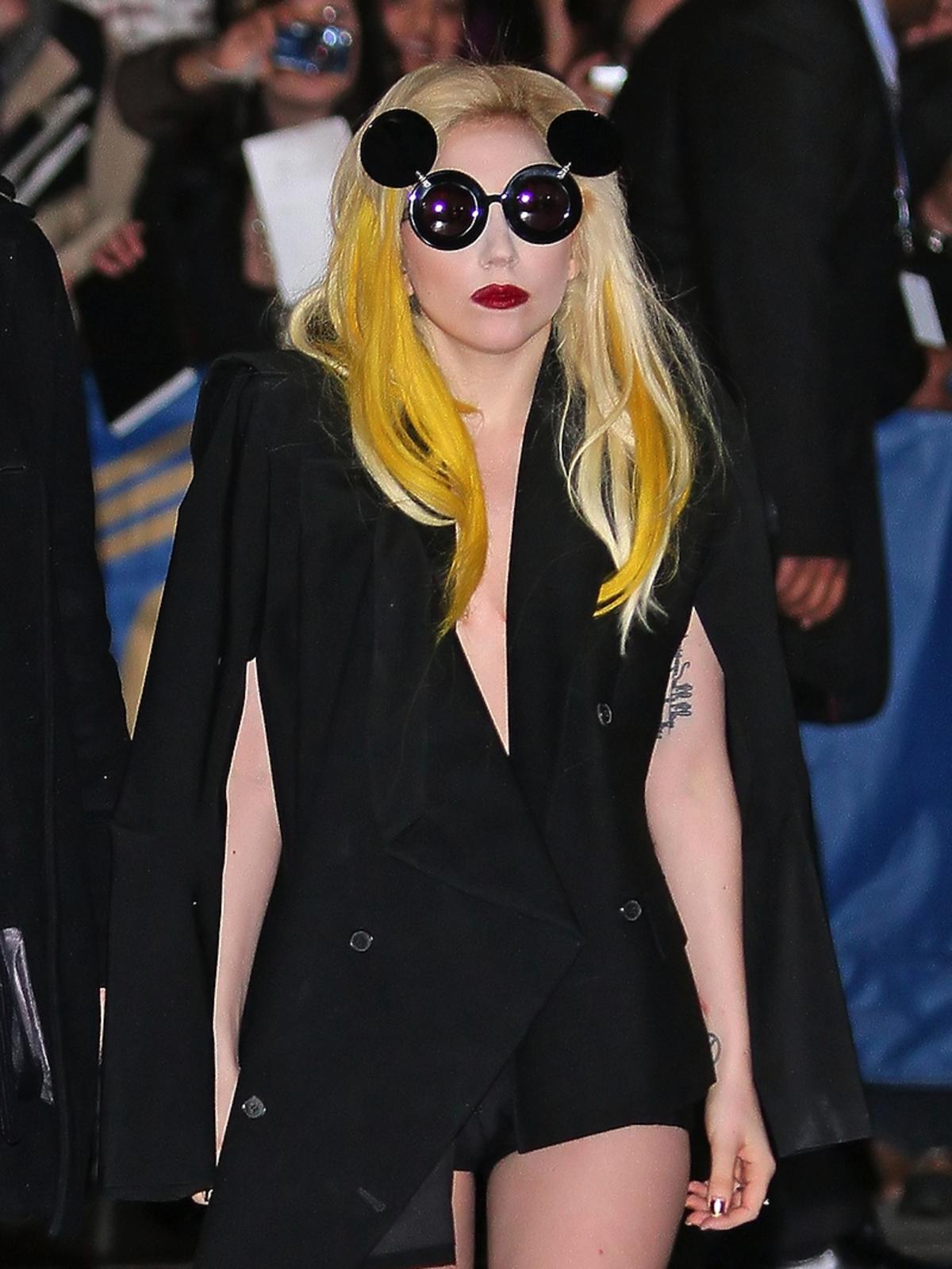 Lady Gaga w okularach Myszki Miki i czarnym kombinezonie