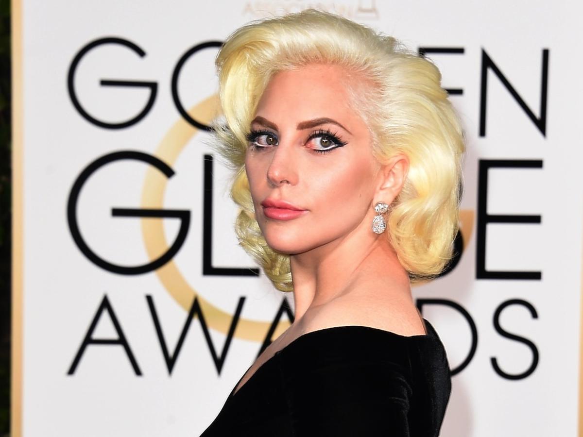 Lady Gaga w pokręconych włosach i makijażu jak Marilyn Monroe