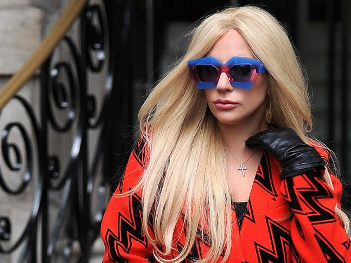 Lady Gaga w pomarańczowym płaszczu i okularach przeciwsłonecznych