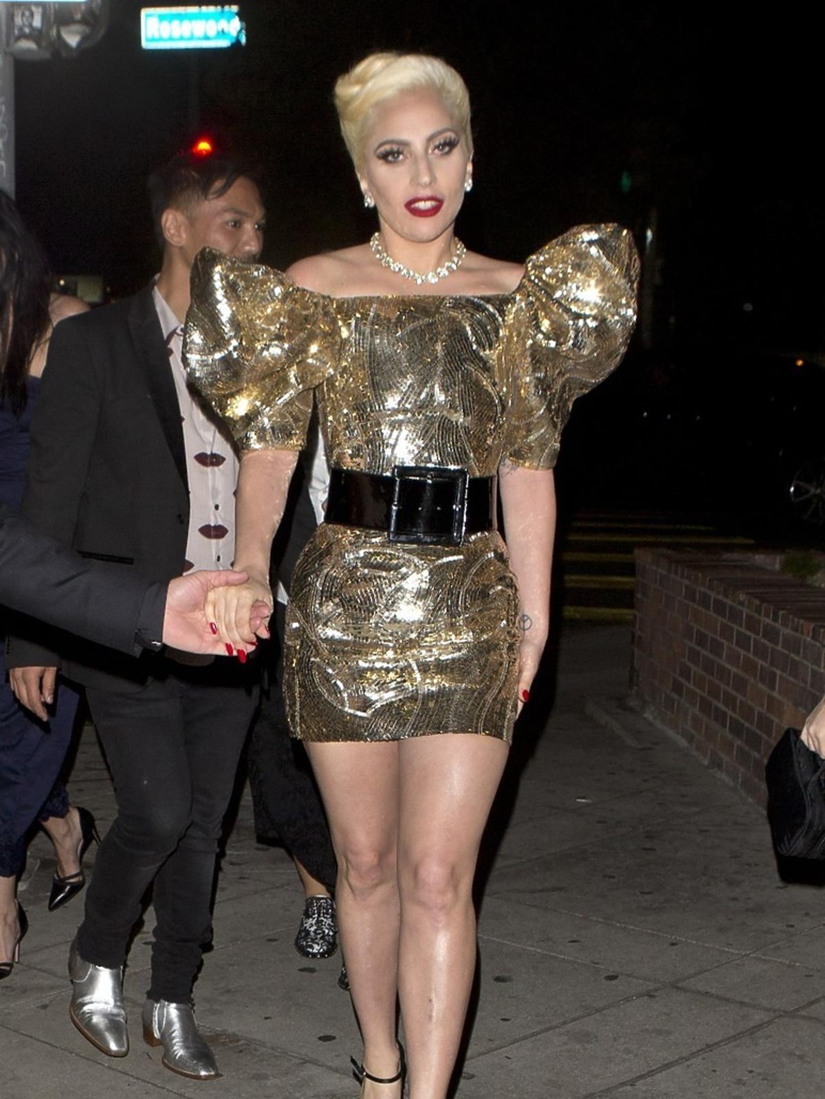 Lady Gaga w złotej sukni mini w bufkami