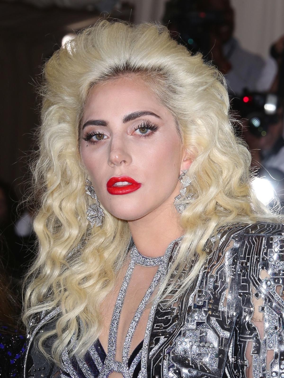 Lady Gaga z czerwonymi ustami i tapirem na głowie