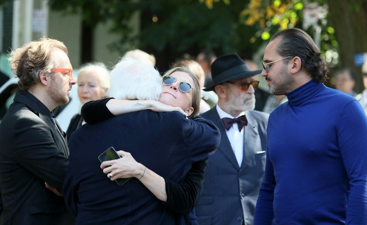 Lara Gessler na pogrzebie ojca Piotra gesslera