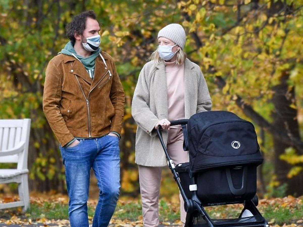 Lara Gessler na spacerze z córką