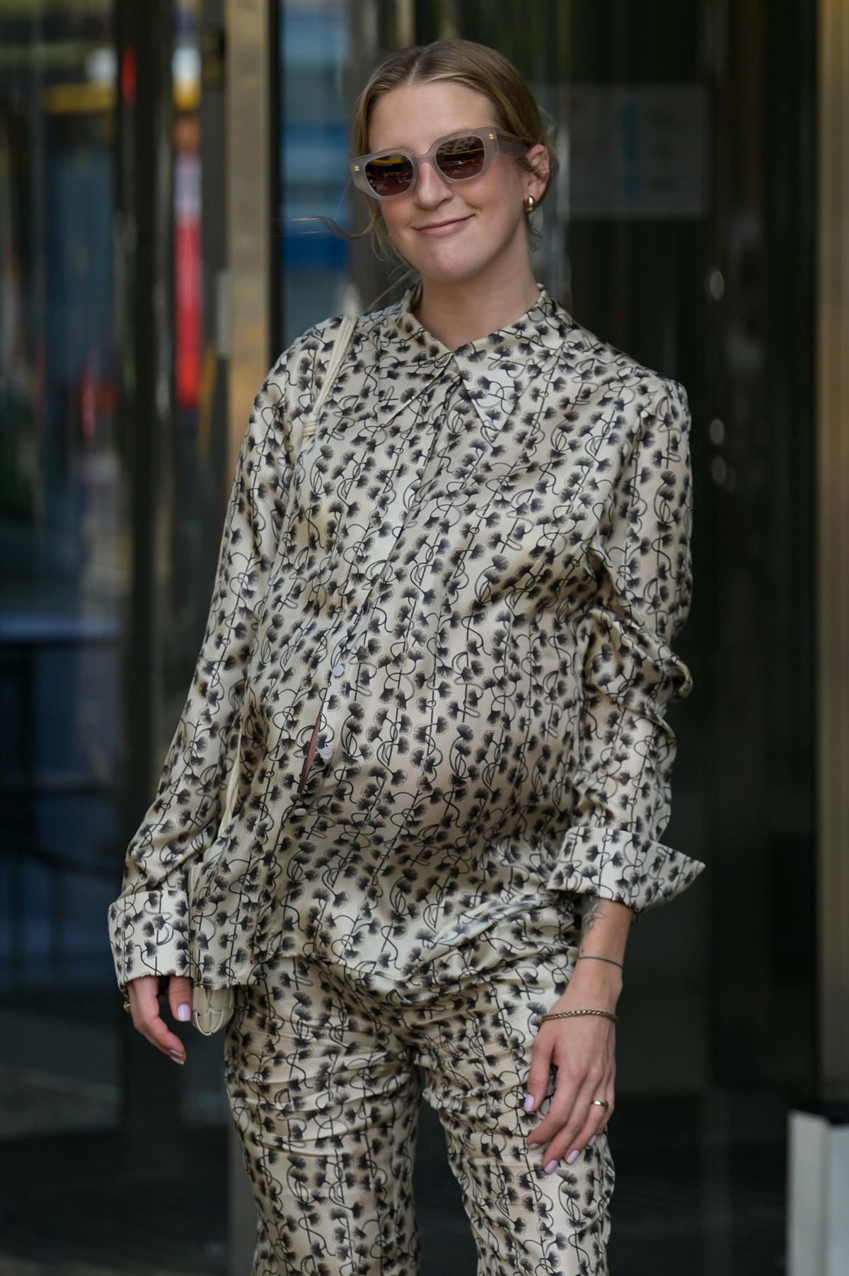 Lara Gessler uśmiecha się do paparazzi