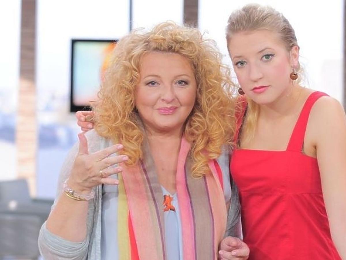 Lara Gessler w czerwonej sukience
