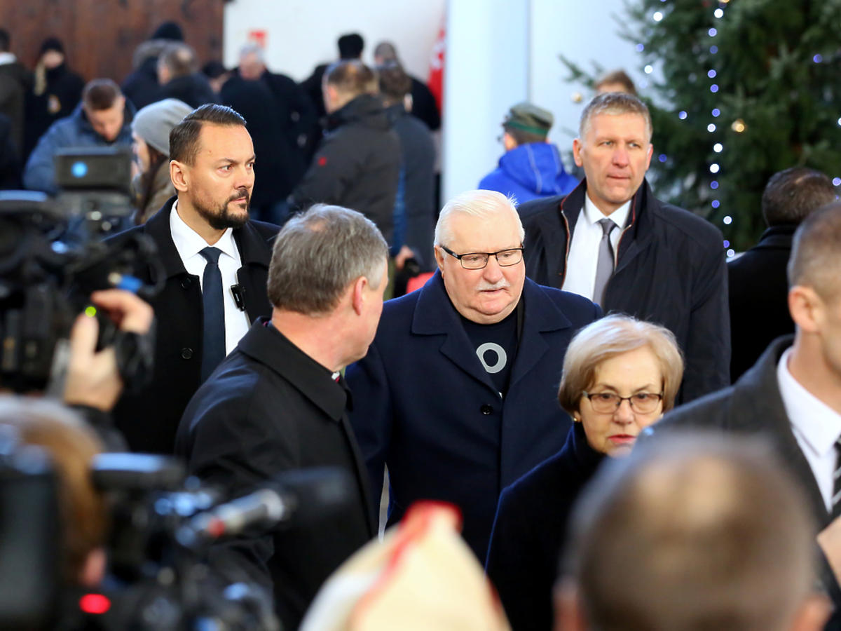 Lech Wałęsa z żoną Danutą na pogrzebie prezydenta Gdańska Pawła Adamowicza